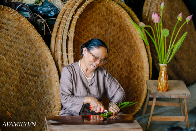Người phụ nữ chân quê ngoại thành Hà Nội với biệt tài bắt sen nhả tơ, làm nên chiếc khăn giá chẳng kém gì hàng hiệu nổi tiếng - Ảnh 7.