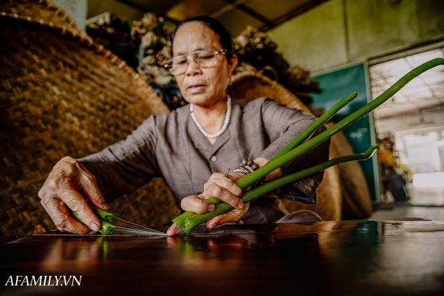 Người phụ nữ chân quê ngoại thành Hà Nội với biệt tài bắt sen nhả tơ, làm nên chiếc khăn giá chẳng kém gì hàng hiệu nổi tiếng - Ảnh 8.