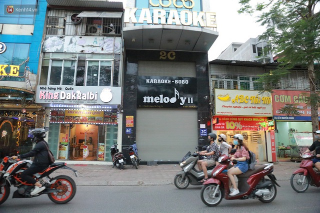 Sau lệnh của Thủ tướng nhiều quán karaoke ở Hà Nội và Sài Gòn nhộn nhịp mở cửa trở lại, nhiều quán vẫn đóng cửa im lìm - Ảnh 12.