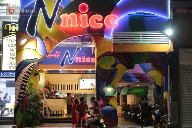 Sau lệnh của Thủ tướng nhiều quán karaoke ở Hà Nội và Sài Gòn nhộn nhịp mở cửa trở lại, nhiều quán vẫn đóng cửa im lìm - Ảnh 18.