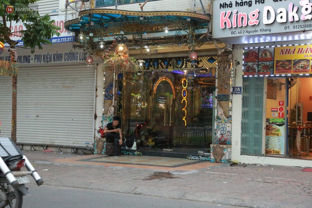 Sau lệnh của Thủ tướng nhiều quán karaoke ở Hà Nội và Sài Gòn nhộn nhịp mở cửa trở lại, nhiều quán vẫn đóng cửa im lìm - Ảnh 3.