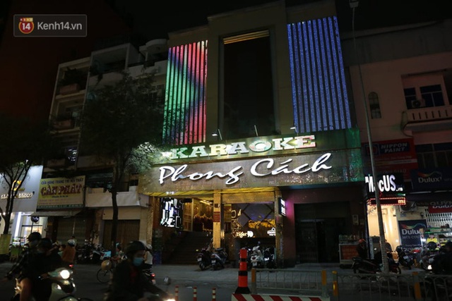 Sau lệnh của Thủ tướng nhiều quán karaoke ở Hà Nội và Sài Gòn nhộn nhịp mở cửa trở lại, nhiều quán vẫn đóng cửa im lìm - Ảnh 22.