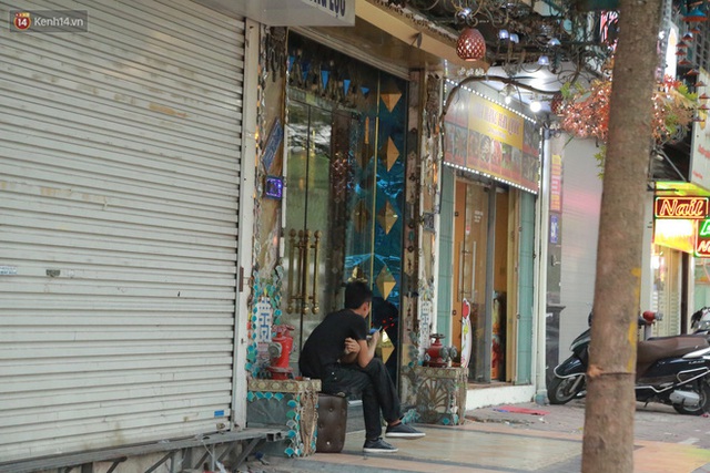 Sau lệnh của Thủ tướng nhiều quán karaoke ở Hà Nội và Sài Gòn nhộn nhịp mở cửa trở lại, nhiều quán vẫn đóng cửa im lìm - Ảnh 4.