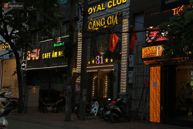 Sau lệnh của Thủ tướng nhiều quán karaoke ở Hà Nội và Sài Gòn nhộn nhịp mở cửa trở lại, nhiều quán vẫn đóng cửa im lìm - Ảnh 8.
