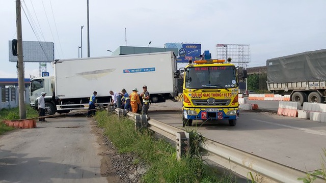 Xe tải va vào trạm thu phí cao tốc TPHCM-Trung Lương, nhiều công nhân thoát chết - Ảnh 3.