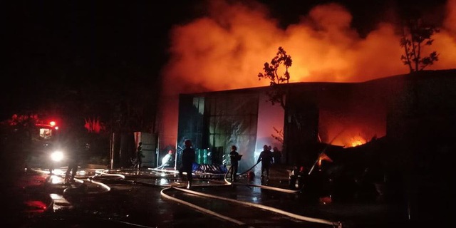 Cháy ngùn ngụt nhà kho 200m2 ở Thanh Trì, Hà Nội ngay trong đêm - Ảnh 2.