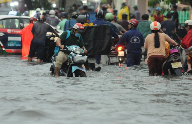 Hàng ngàn người chật vật trên các tuyến đường ngập như sông ở TP HCM - Ảnh 2.