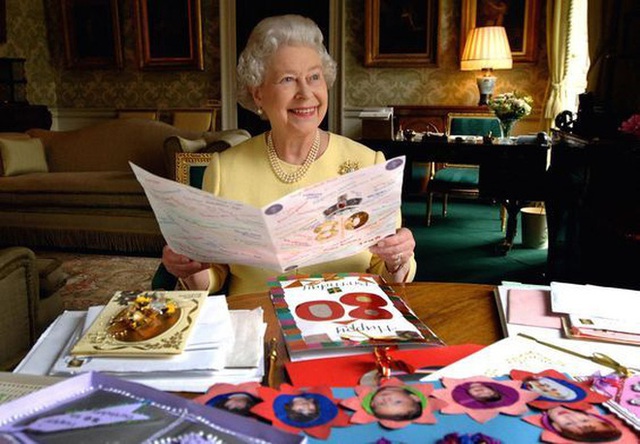 Thực đơn ăn kiêng và bí quyết giữ sức khỏe giá bình dân giúp Nữ hoàng Elizabeth II ở tuổi 94 vẫn trẻ trung, khỏe mạnh - Ảnh 3.
