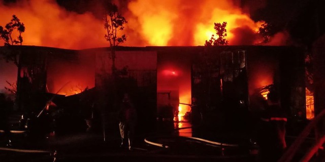 Cháy ngùn ngụt nhà kho 200m2 ở Thanh Trì, Hà Nội ngay trong đêm - Ảnh 3.