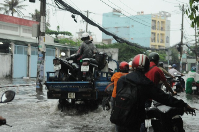 Hàng ngàn người chật vật trên các tuyến đường ngập như sông ở TP HCM - Ảnh 8.