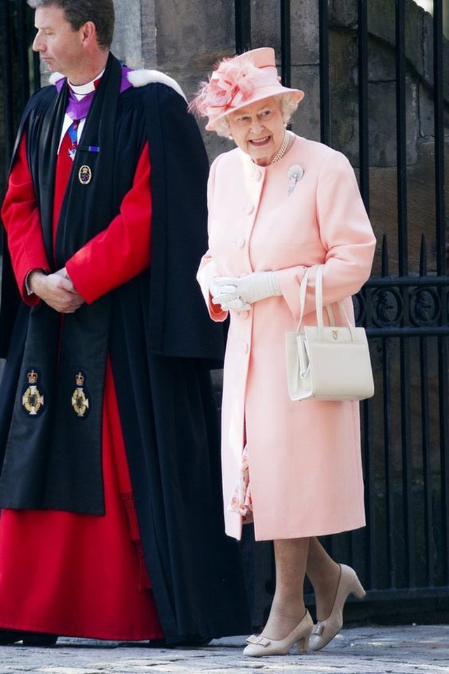 Thực đơn ăn kiêng và bí quyết giữ sức khỏe giá bình dân giúp Nữ hoàng Elizabeth II ở tuổi 94 vẫn trẻ trung, khỏe mạnh - Ảnh 9.