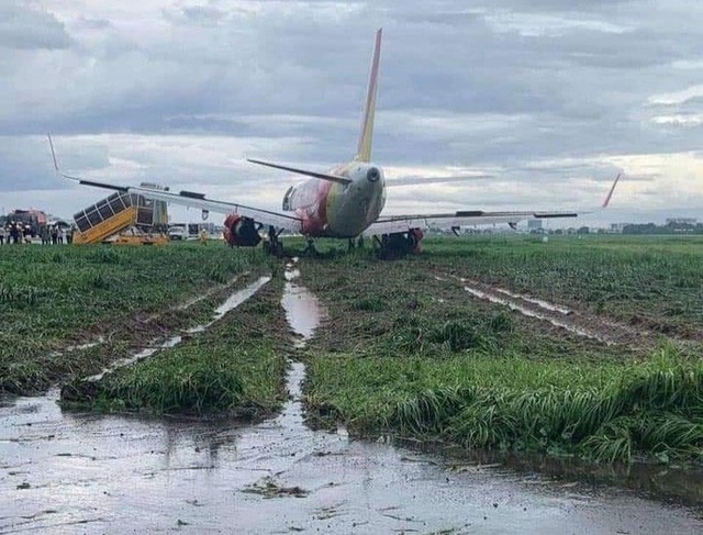  Máy bay trượt khỏi đường băng ở Tân Sơn Nhất khi hạ cánh do mưa gió lớn  - Ảnh 1.
