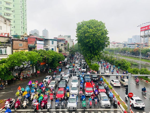 Đầu tuần dân công sở Hà Nội khổ sở vượt mưa gió, ùn tắc kéo dài - Ảnh 1.