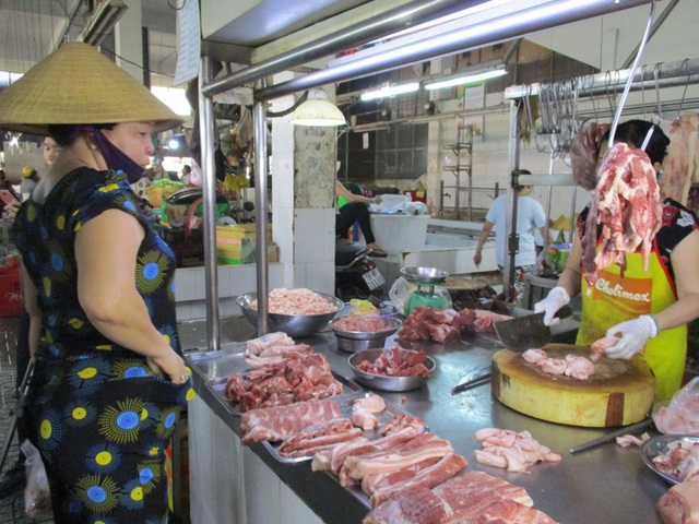 Heo thịt Thái Lan chưa biết ngày về, giá heo trong nước lại giảm tiếp - Ảnh 1.