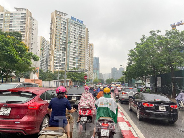 Đầu tuần dân công sở Hà Nội khổ sở vượt mưa gió, ùn tắc kéo dài - Ảnh 11.