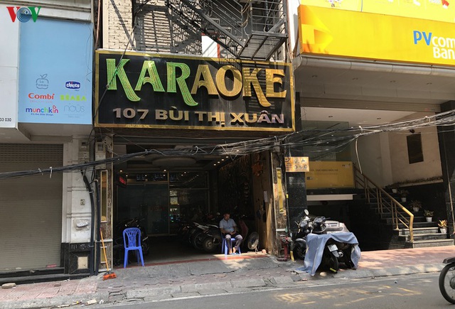 Dịch vụ karaoke mở cửa trở lại, cuối tuần vẫn ế ẩm - Ảnh 3.