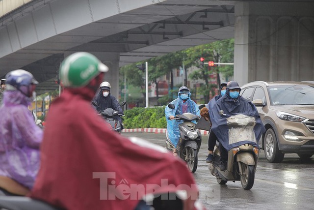 Đầu tuần dân công sở Hà Nội khổ sở vượt mưa gió, ùn tắc kéo dài - Ảnh 4.