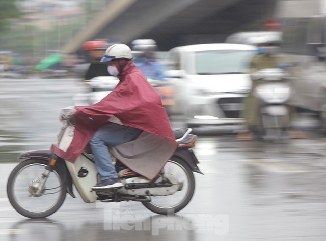 Đầu tuần dân công sở Hà Nội khổ sở vượt mưa gió, ùn tắc kéo dài - Ảnh 7.