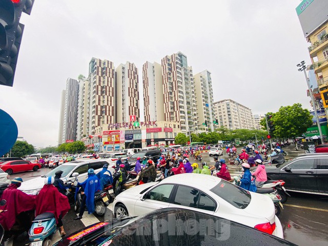 Đầu tuần dân công sở Hà Nội khổ sở vượt mưa gió, ùn tắc kéo dài - Ảnh 8.