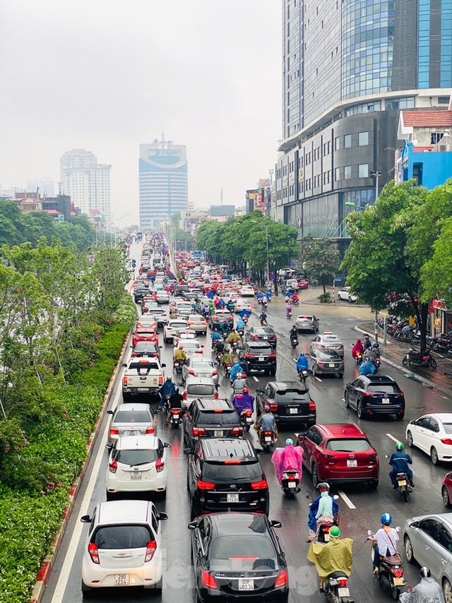 Đầu tuần dân công sở Hà Nội khổ sở vượt mưa gió, ùn tắc kéo dài - Ảnh 9.