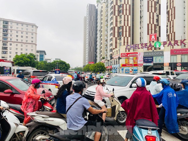 Đầu tuần dân công sở Hà Nội khổ sở vượt mưa gió, ùn tắc kéo dài - Ảnh 10.