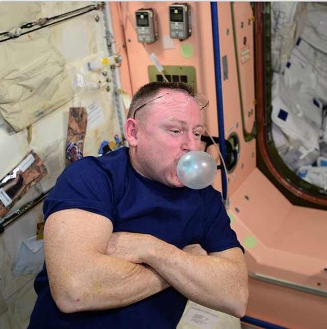 Cuộc sống khác thường của các phi hành gia trên trạm vũ trụ ISS - Ảnh 1.