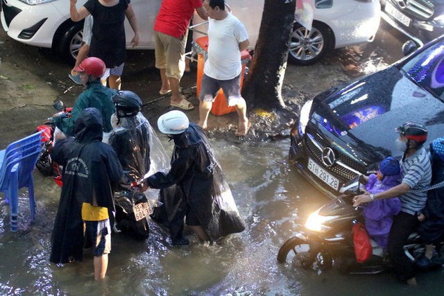  Vạn người đang bất lực trong kẹt xe, ngập nước cửa ngõ phía Đông TP HCM  - Ảnh 12.