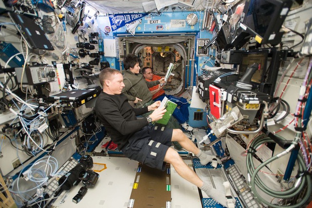 Cuộc sống khác thường của các phi hành gia trên trạm vũ trụ ISS - Ảnh 12.