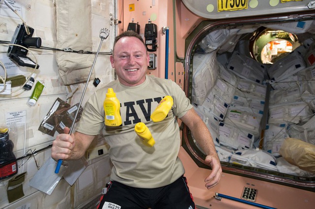 Cuộc sống khác thường của các phi hành gia trên trạm vũ trụ ISS - Ảnh 13.