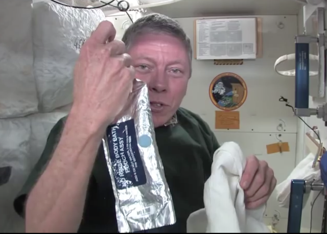 Cuộc sống khác thường của các phi hành gia trên trạm vũ trụ ISS - Ảnh 14.