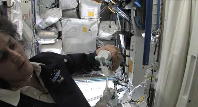 Cuộc sống khác thường của các phi hành gia trên trạm vũ trụ ISS - Ảnh 16.