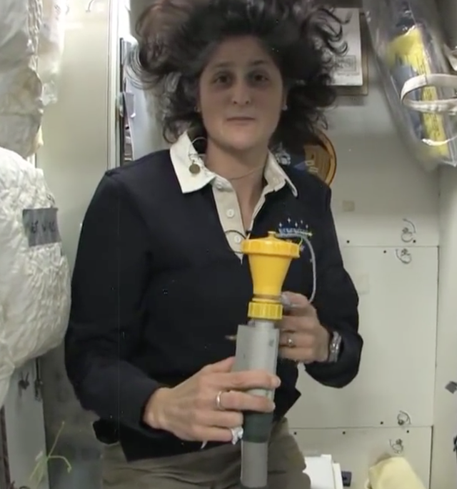 Cuộc sống khác thường của các phi hành gia trên trạm vũ trụ ISS - Ảnh 18.