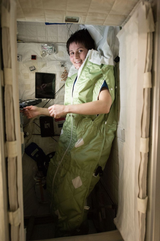 Cuộc sống khác thường của các phi hành gia trên trạm vũ trụ ISS - Ảnh 19.