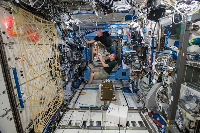 Cuộc sống khác thường của các phi hành gia trên trạm vũ trụ ISS - Ảnh 7.