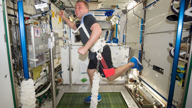 Cuộc sống khác thường của các phi hành gia trên trạm vũ trụ ISS - Ảnh 8.