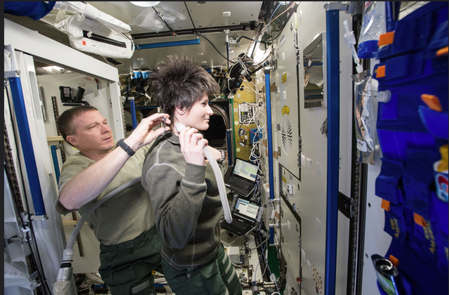 Cuộc sống khác thường của các phi hành gia trên trạm vũ trụ ISS - Ảnh 9.