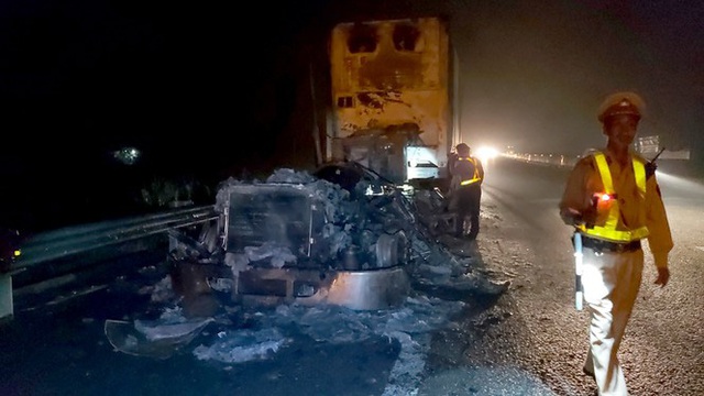 Kinh hãi cảnh xe đầu kéo cháy thành than trên cao tốc TP.HCM-Trung Lương - Ảnh 1.