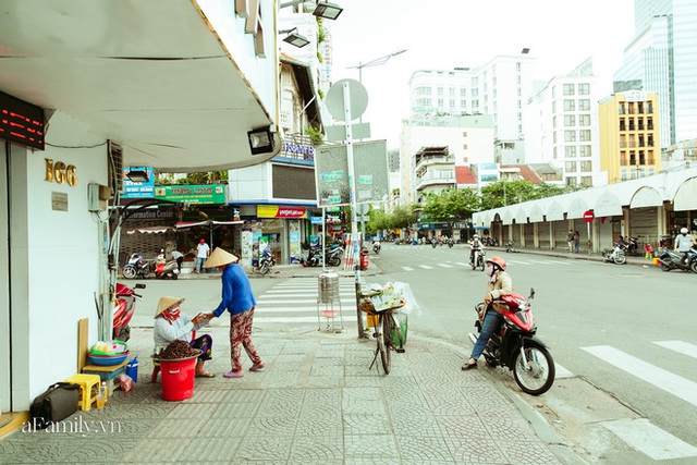 Hàng ốc xào kỳ lạ nhất Sài Gòn chỉ bán 1 món suốt 2 đời, giá tận 120k/lon ốc toàn nhà giàu hay giới sành ăn mới dám mua ship thẳng luôn sang Mỹ - Ảnh 23.