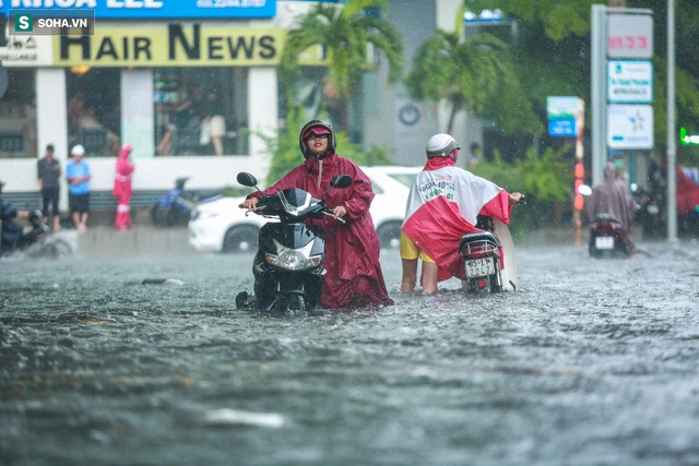 Người Sài Gòn ngã sõng soài trong mưa lớn, sinh viên cõng nhau dưới mưa qua biển nước Thảo Điền - Ảnh 1.