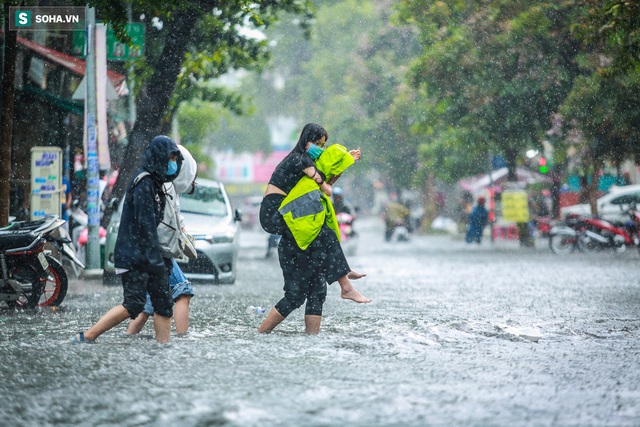 Người Sài Gòn ngã sõng soài trong mưa lớn, sinh viên cõng nhau dưới mưa qua biển nước Thảo Điền - Ảnh 2.