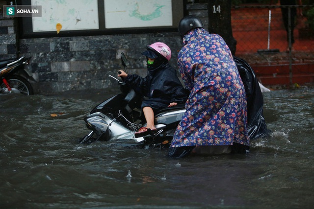 Người Sài Gòn ngã sõng soài trong mưa lớn, sinh viên cõng nhau dưới mưa qua biển nước Thảo Điền - Ảnh 11.