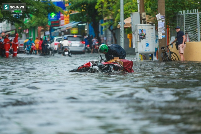 Người Sài Gòn ngã sõng soài trong mưa lớn, sinh viên cõng nhau dưới mưa qua biển nước Thảo Điền - Ảnh 12.