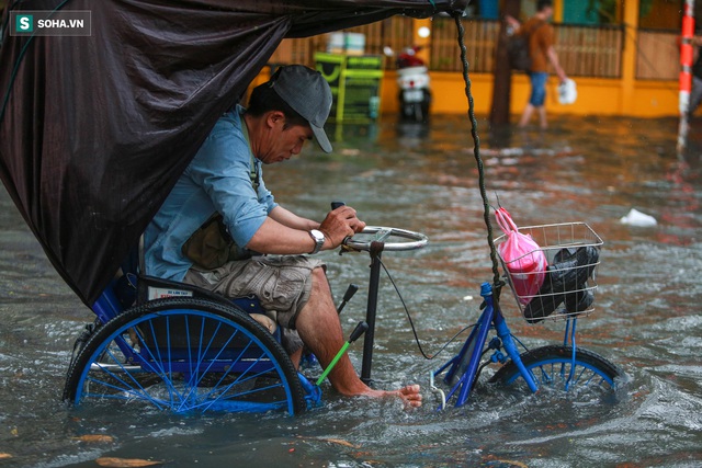 Người Sài Gòn ngã sõng soài trong mưa lớn, sinh viên cõng nhau dưới mưa qua biển nước Thảo Điền - Ảnh 14.