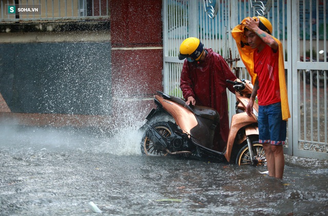 Người Sài Gòn ngã sõng soài trong mưa lớn, sinh viên cõng nhau dưới mưa qua biển nước Thảo Điền - Ảnh 15.
