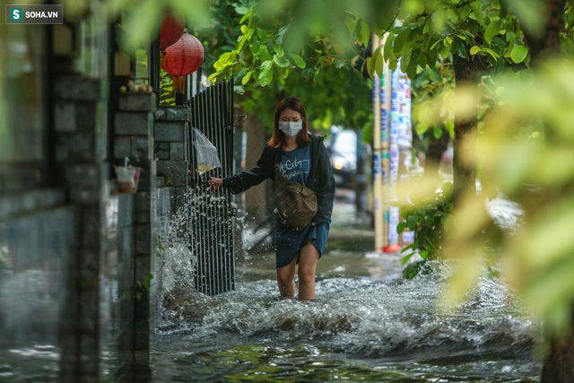 Người Sài Gòn ngã sõng soài trong mưa lớn, sinh viên cõng nhau dưới mưa qua biển nước Thảo Điền - Ảnh 16.