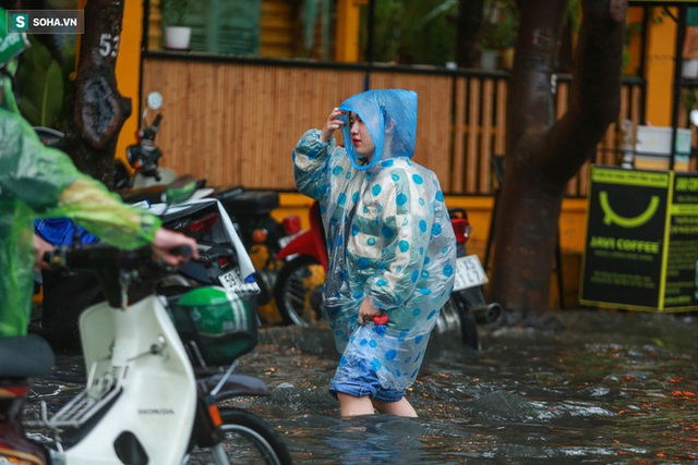 Người Sài Gòn ngã sõng soài trong mưa lớn, sinh viên cõng nhau dưới mưa qua biển nước Thảo Điền - Ảnh 5.