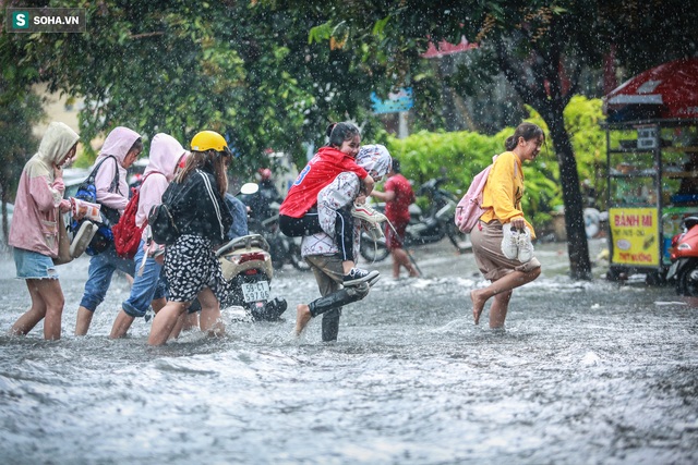 Người Sài Gòn ngã sõng soài trong mưa lớn, sinh viên cõng nhau dưới mưa qua biển nước Thảo Điền - Ảnh 6.