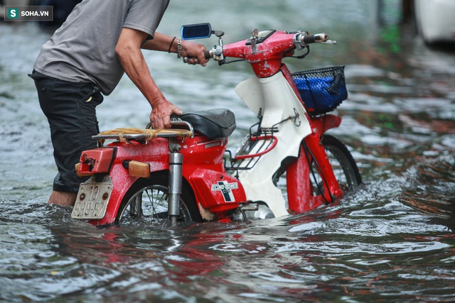 Người Sài Gòn ngã sõng soài trong mưa lớn, sinh viên cõng nhau dưới mưa qua biển nước Thảo Điền - Ảnh 7.