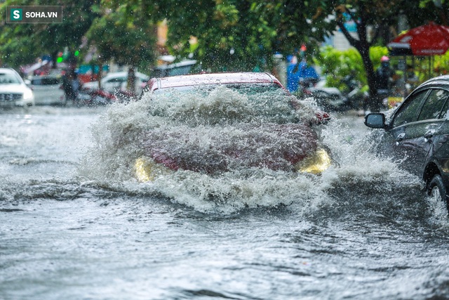 Người Sài Gòn ngã sõng soài trong mưa lớn, sinh viên cõng nhau dưới mưa qua biển nước Thảo Điền - Ảnh 8.