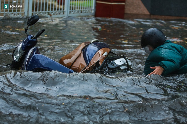 Người Sài Gòn ngã sõng soài trong mưa lớn, sinh viên cõng nhau dưới mưa qua biển nước Thảo Điền - Ảnh 9.
